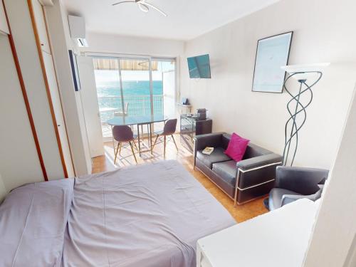 une chambre avec un lit, un canapé et une table dans l'établissement Studio climatisé avec terrasse face à la mer - FR-1-196-346, à Menton