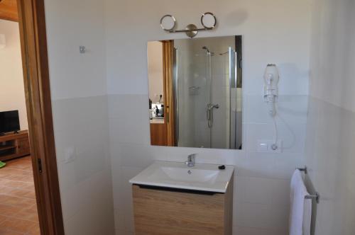 Cheles的住宿－Cruceros Alqueva，白色的浴室设有水槽和淋浴。