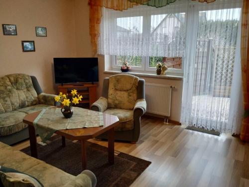 - un salon avec un canapé et une table basse dans l'établissement Ferienwohnung Kijas, à Wismar