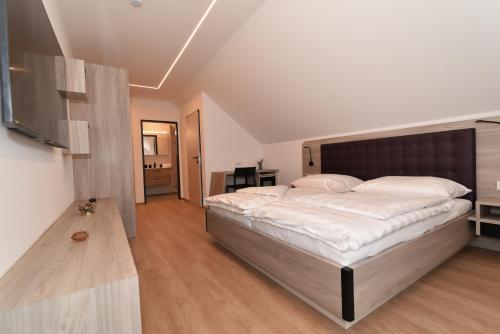 um quarto com uma cama grande e uma televisão em Village Loft em Sankt Stefan im Rosental