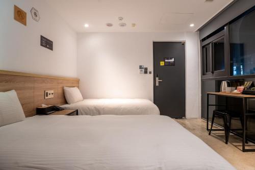 Ένα ή περισσότερα κρεβάτια σε δωμάτιο στο CHASE Hotel