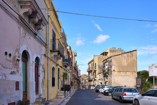 El barrio en el que está la casa de huéspedes o un barrio cercano
