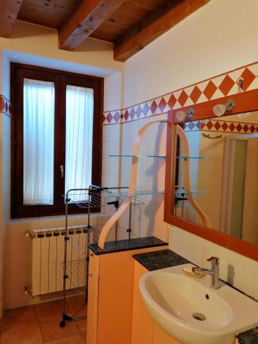 a bathroom with a sink and a mirror at Casa Sveva - Appartamento vista castello in Costa di Mezzate