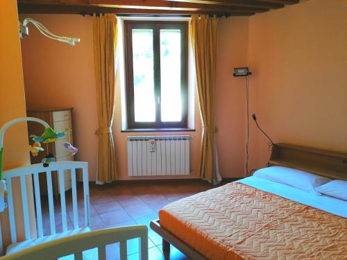 1 dormitorio con cama y ventana en Casa Sveva - Appartamento vista castello en Costa di Mezzate