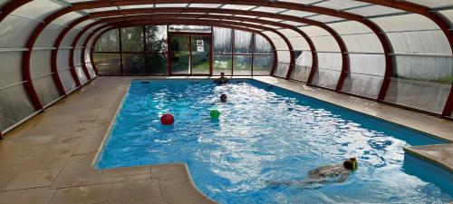 um grupo de pessoas a nadar numa piscina em Le Village de la Champagne - Slowmoov em Bar-sur-Aube