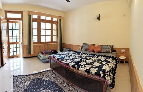 een slaapkamer met een bed in een kamer bij MyTribe Homestay in Manāli