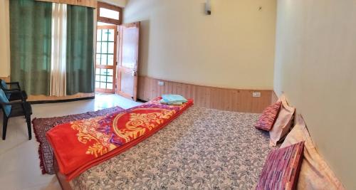 een slaapkamer met een bed in een kamer bij MyTribe Homestay in Manāli