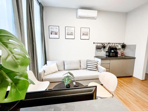 布達佩斯的住宿－T32 Central Modern Suites，客厅配有沙发和桌子