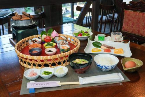 a table topped with bowls of food on a table at Ryokan Yayanoyu in Ueki
