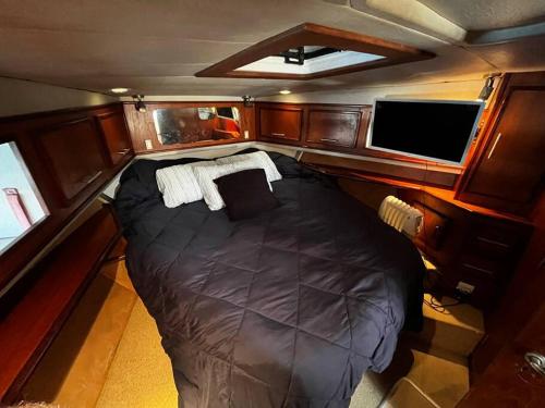 an overhead view of a bed in the back of a boat at El yate de la Ría in Vigo