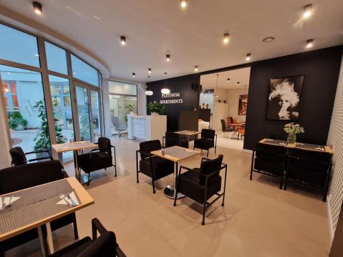 波兹南Platinum Apartments Aparthotel的一间有桌椅的餐厅