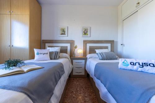 2 Betten nebeneinander in einem Zimmer in der Unterkunft Apartamentos Atlas IV in Salou