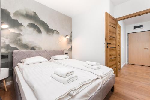 1 dormitorio con 1 cama grande con sábanas blancas en Kłobucka 27 by Homeprime en Varsovia