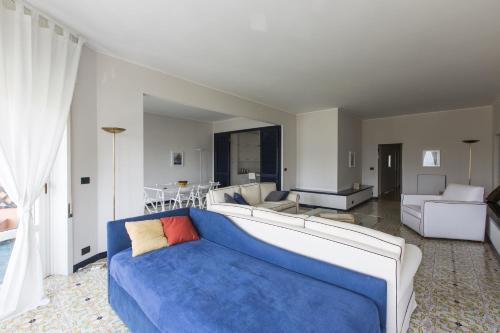 una sala de estar con un sofá azul en una habitación en Poggio Fiorito, en Rapallo