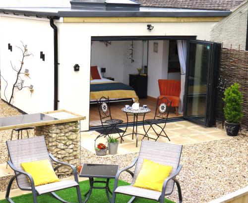 Private Garden Room - Rural Village