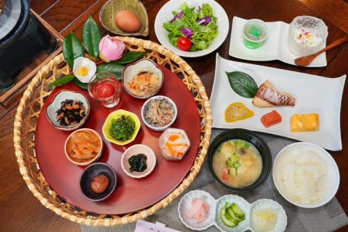 una mesa con un plato de comida en una mesa en Ryokan Yayanoyu en Ueki