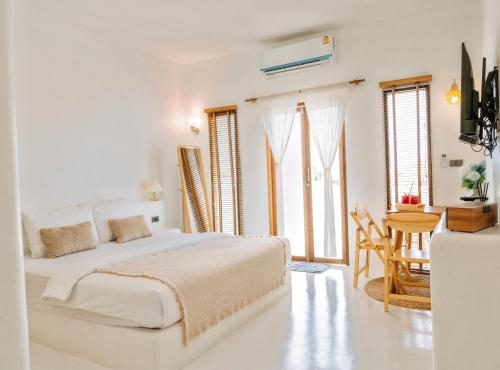 Postel nebo postele na pokoji v ubytování Kamari Cafe&Resort Kohlarn คามารีคาเฟ่แอนด์รีสอร์ทเกาะล้าน