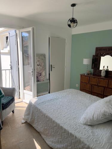 Jolie maison de village proche Avignon في Barbentane: غرفة نوم بسرير ابيض كبير ونافذة