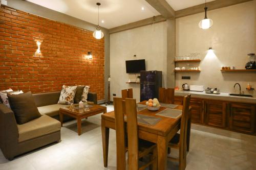 Una cocina y una sala de estar con una mesa y un sofá. en Hidden Heaven, en Dikwella