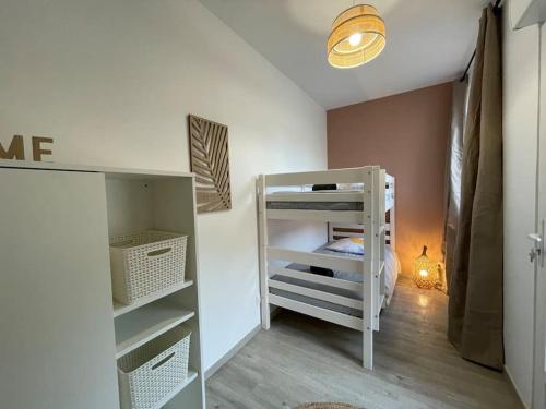 a small room with a bunk bed and a shelf at Le Cocon familial de la gare in Sens