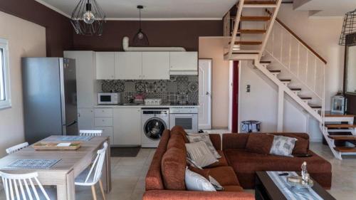 un soggiorno con divano e tavolo e una cucina di Nikolas apartment. Aktaio Rio Patra a Rio