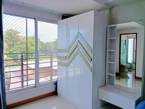 una stanza con una grande finestra e una scala di Wangkaew Hotel a Phitsanulok