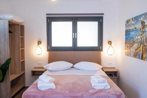 Una cama o camas en una habitación de Serenity Luxe Suites