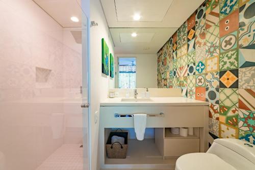 a bathroom with a sink and a shower at 2056 - Mixie 203 in Santa Cruz Huatulco