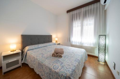 Un dormitorio con una cama con una toalla. en Classic Can Jeroni, en Figueres