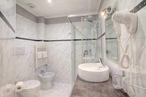 ジェノヴァにあるHome Grifondoro Affittacamereの白いバスルーム(トイレ、シンク付)