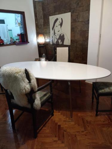 een witte eettafel met 2 stoelen en een tafel bij Cordón in Montevideo