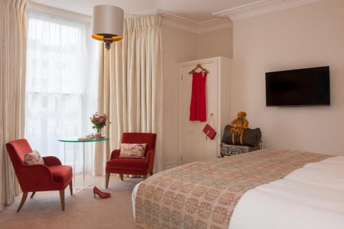 1 dormitorio con 1 cama, 2 sillas y mesa en The Charm Brighton Boutique Hotel & Spa, en Brighton & Hove