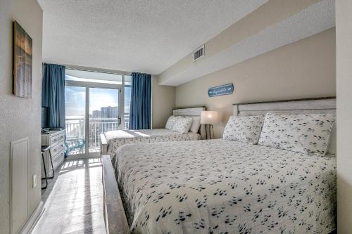 um quarto com 2 camas e uma varanda em Carolinian Beach Resort 2133 em Myrtle Beach