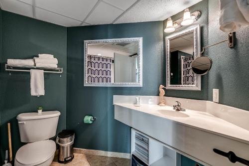uma casa de banho com um lavatório, um WC e um espelho. em Carolinian Beach Resort 2133 em Myrtle Beach