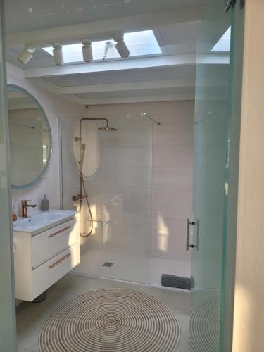 un baño con ducha y lavabo en Un sueño, en Playa Blanca
