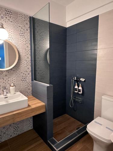 een badkamer met een douche, een wastafel en een toilet bij 7PocketHouse in Thessaloniki