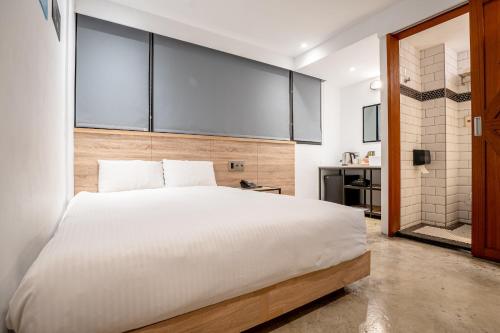Ένα ή περισσότερα κρεβάτια σε δωμάτιο στο CHASE Hotel