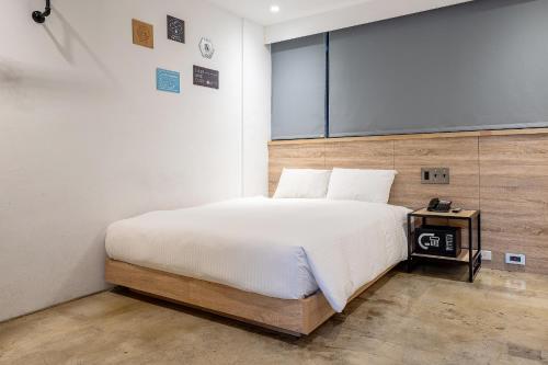 Ένα ή περισσότερα κρεβάτια σε δωμάτιο στο CHASE Hotel