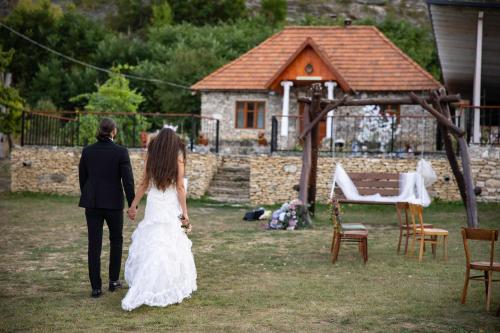 a man and a woman walking through a yard at Casa Agricultorului Varzari in Butuceni