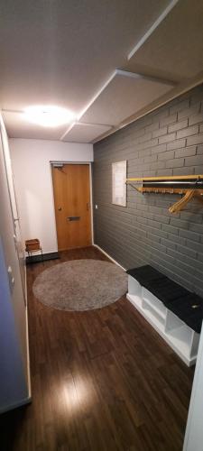 una habitación vacía con una puerta y una alfombra en Puotipuisto, en Ylivieska