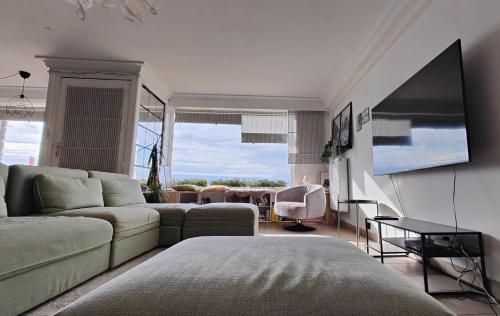 - un salon avec un canapé et une table dans l'établissement Seaview Eclectic Suite, à Ostende