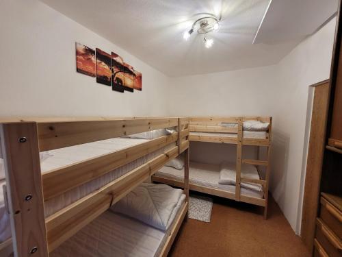 Zimmer mit 2 Etagenbetten und einer Decke in der Unterkunft Ferienwohnung Am Schlossberg in Bad Sankt Leonhard im Lavanttal