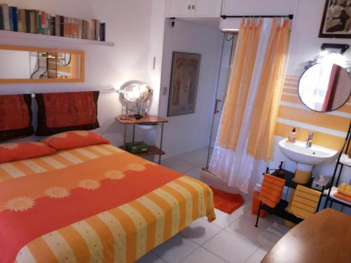 1 dormitorio con cama y lavamanos en Acero Rosso B&B apartment, en San Lazzaro di Savena