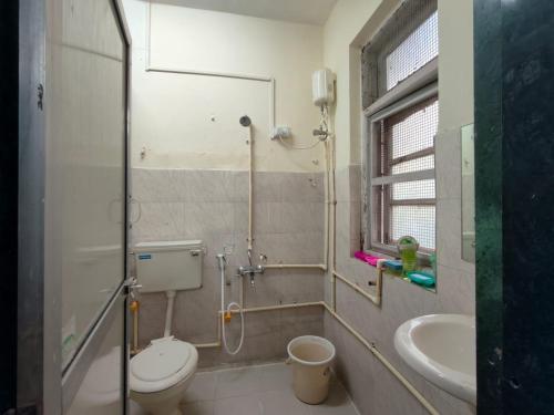 uma casa de banho com um chuveiro, um WC e um lavatório. em Kritika Accoommdates P G em Mumbai