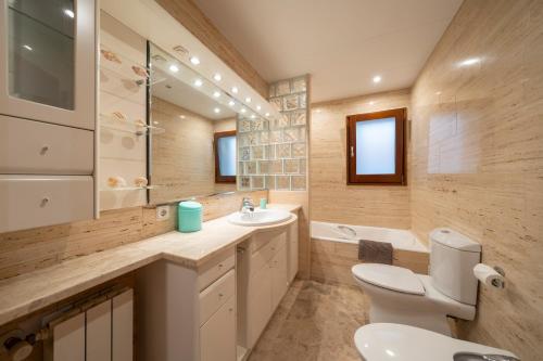フィゲラスにあるCan Jeroniのバスルーム(トイレ、洗面台、バスタブ付)