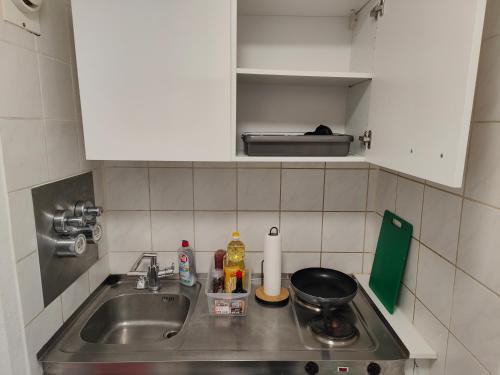Il comprend une cuisine équipée d'un évier et d'une cuisinière. dans l'établissement Ferienwohnung in Köln1901, à Cologne