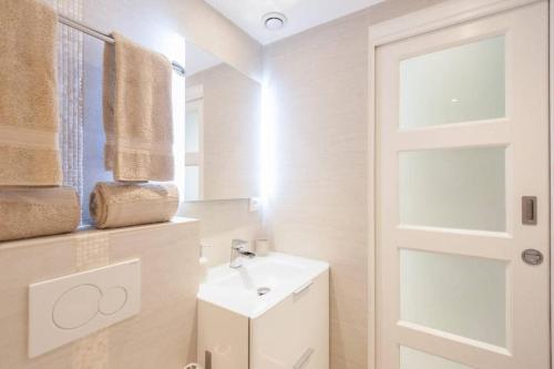 Downtown Cannes Modern 1-Br Apartment