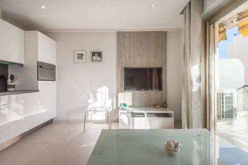 Downtown Cannes Modern 1-Br Apartment