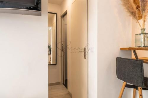Cozy 1-Br Apartment heart of Palm Beach district