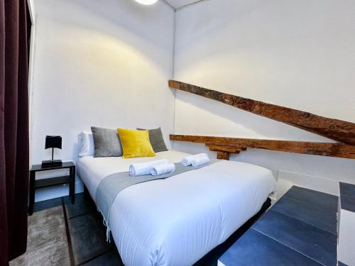 Tirso de Molina IV – Studio in the City Centre